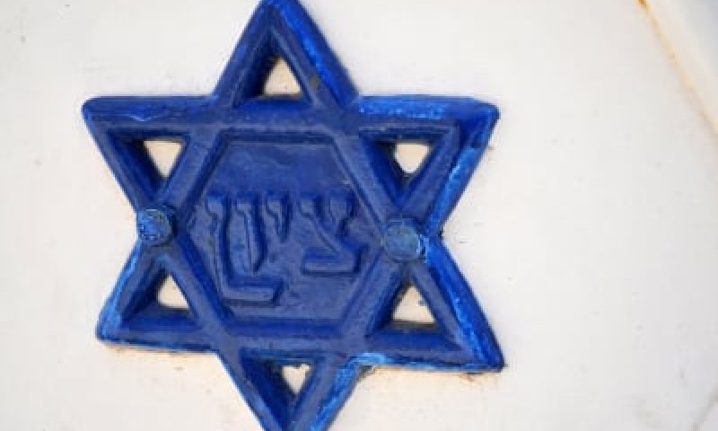 האם מותר ללכת עם נעליים שיש בהם מגן דוד בסולייה?