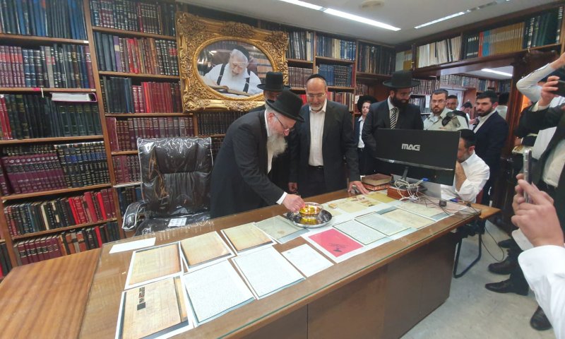 צפו: הרב שמואל אליהו מדליק נר לזכר הרב עובדיה