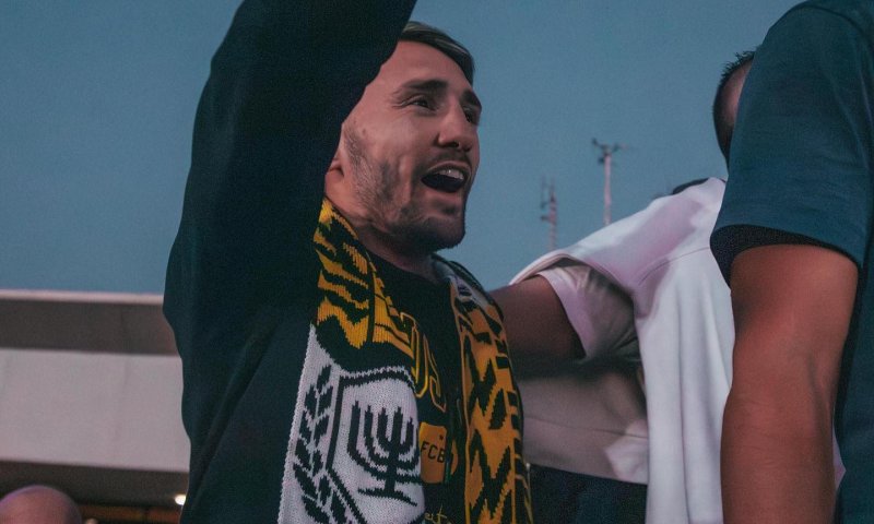 טירוף בנתב"ג: אצילי נחת בארץ, אלפי אוהדי בית"ר חיכו לו בשדה