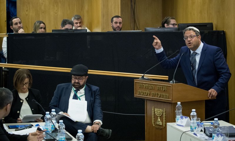 צפו: קריאות "טרוריסט" ו"פשיסט" בוועדת הבחירות