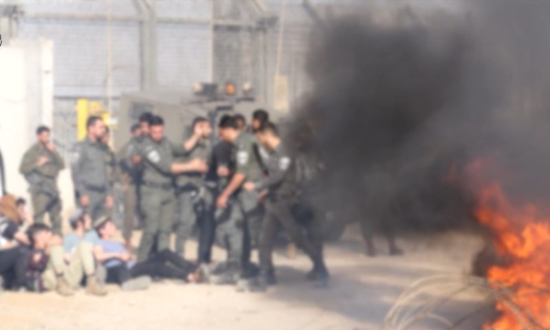 מפגינים חסמו את משאיות הסיוע ונעצרו. צפו