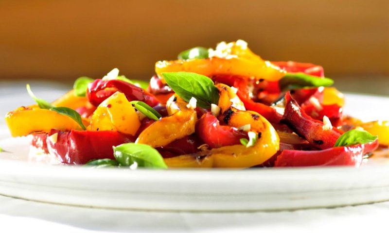 משדרג את ארוחת הבוקר: מתכון לסלט פלפלים קלויים