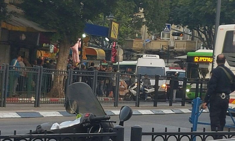 פיגוע ירי ודקירות בפתח תקווה: 4 פצועים