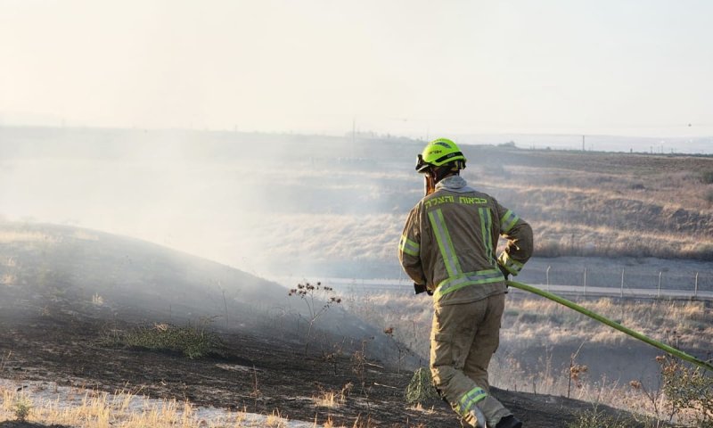 שריפה משתוללת בבקעת הירדן: מטוסי כיבוי הוזנקו