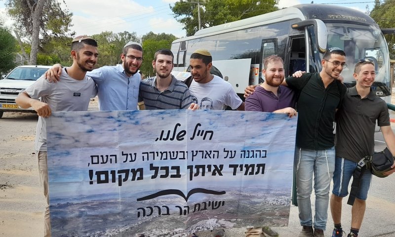 צפו: תלמידי ההסדר מתגייסים לגולני בשירה