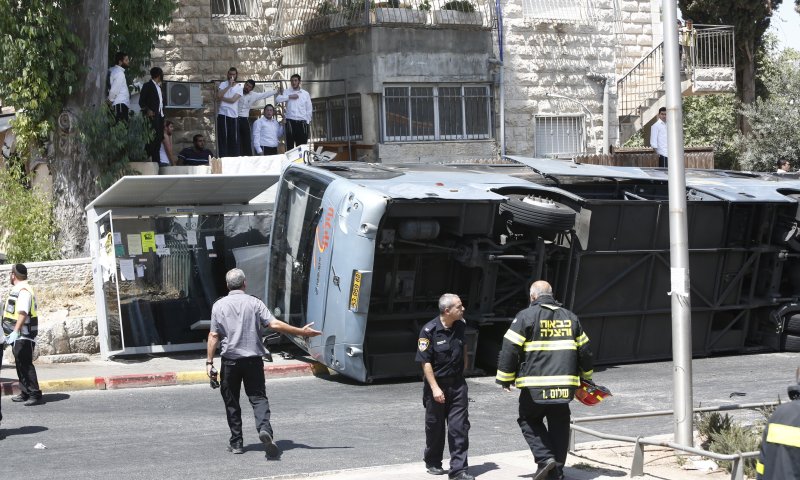 פיגוע טרקטור: מחבל הפך אוטובוס וחוסל