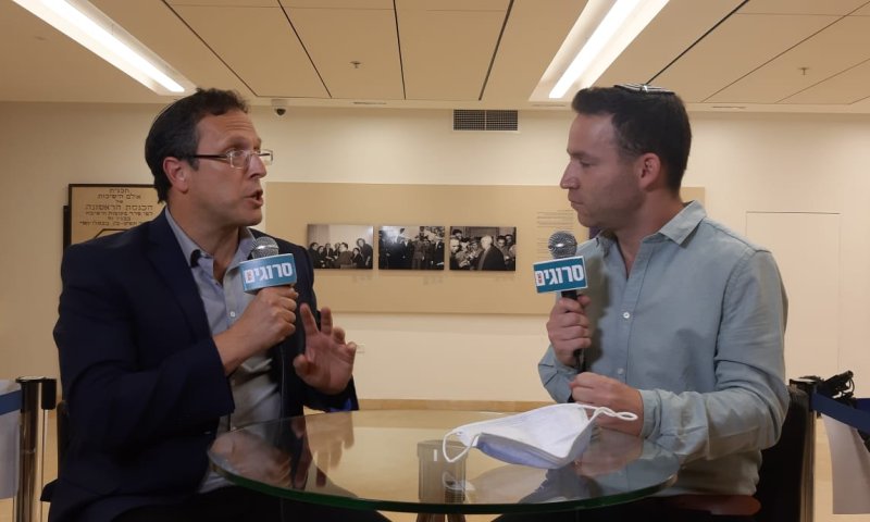 קינלי באולפן סרוגים: "לא נמצאים בשום מהלך מדיני"