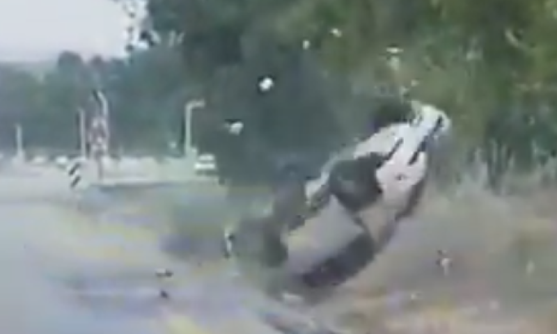 צפו: הרכב פגע בעמוד והתגלגל באוויר פעמיים