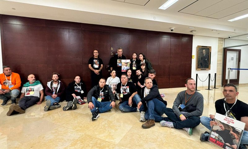 משפחות חטופים מתבצרות בכנסת: "נתניהו, תביא עסקה עכשיו"