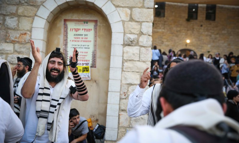 ל"ג שמח: אלפים חוגגים במירון&bull; צפו בגלריה