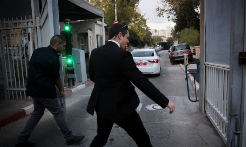 רימוני עשן הושלכו לעבר ביתו של נתניהו בקיסריה