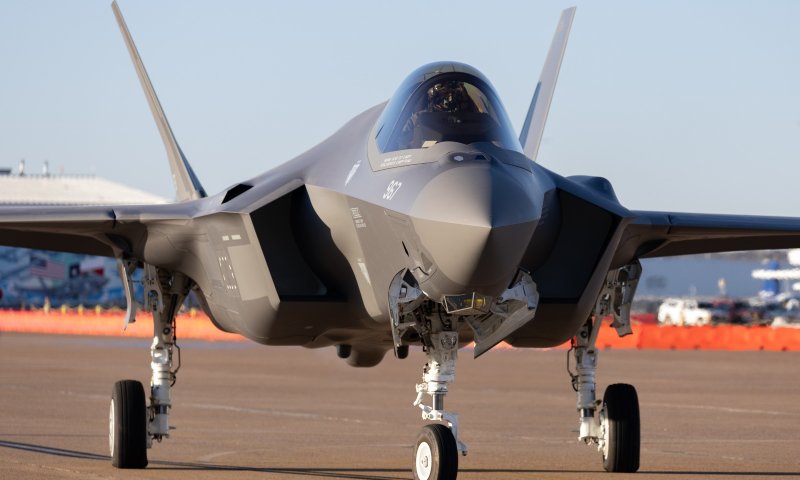 בצל המתיחות הביטחונית: 3 מטוסי F-35 חדשים נחתו בישראל