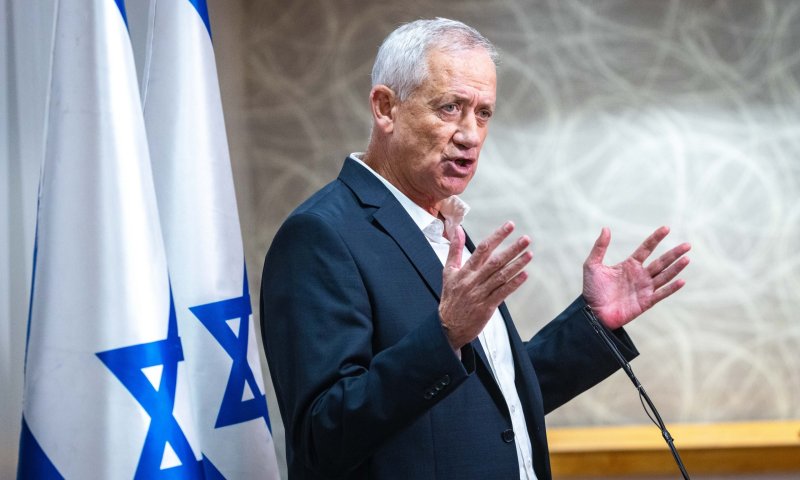 גנץ בשיחה עם אבו מאזן: על הרש"פ לעצור ההסלמה