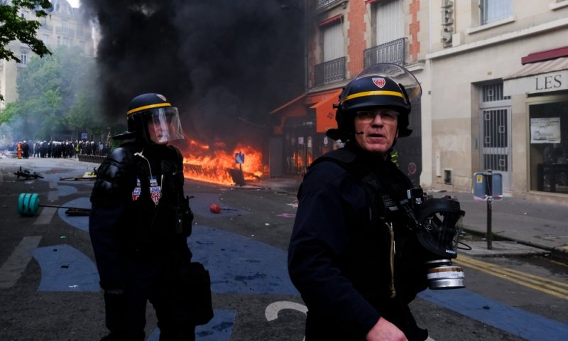 מעל 150 עצורים במהומות בפריז, מקרון יכנס דיון חירום