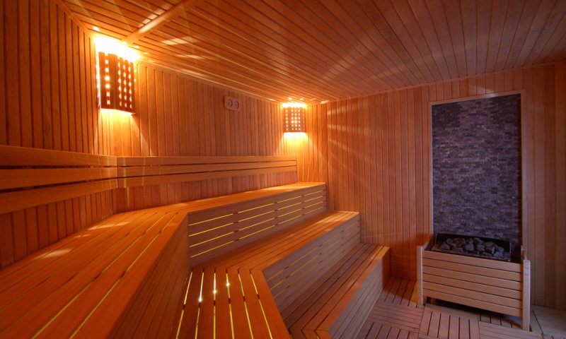 פתח תקווה: גבר איבד הכרה בסאונה, מצבו אנוש