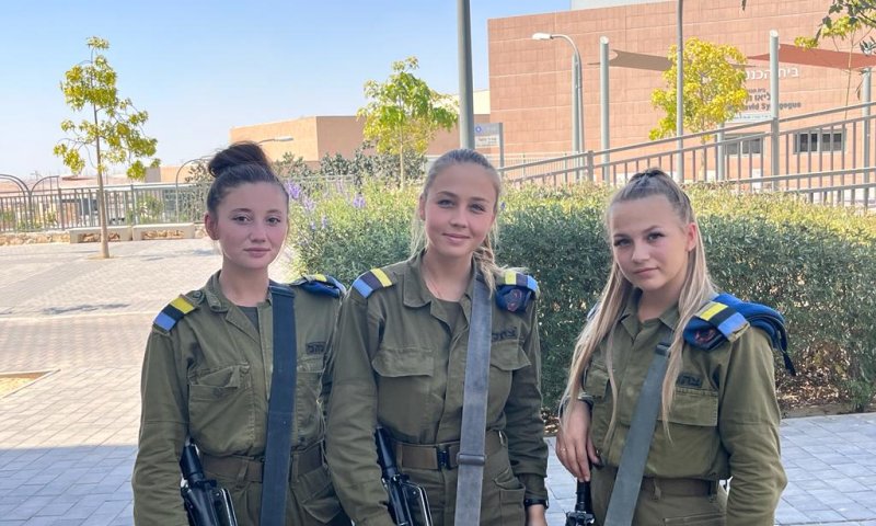 אתן לא לבד: שלוש חיילות בודדות הפכו למפקדות
