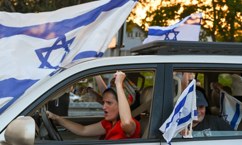 קטינים ערבים איימו על מוכרת דגלי ישראל ונעצרו