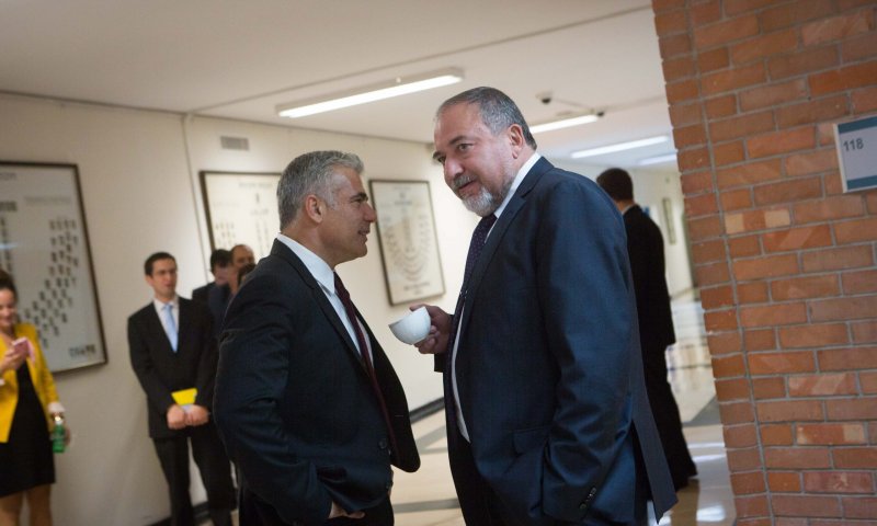 ליברמן נגד לפיד: "אין מקום לפוליטיקה&nbsp;קטנה"