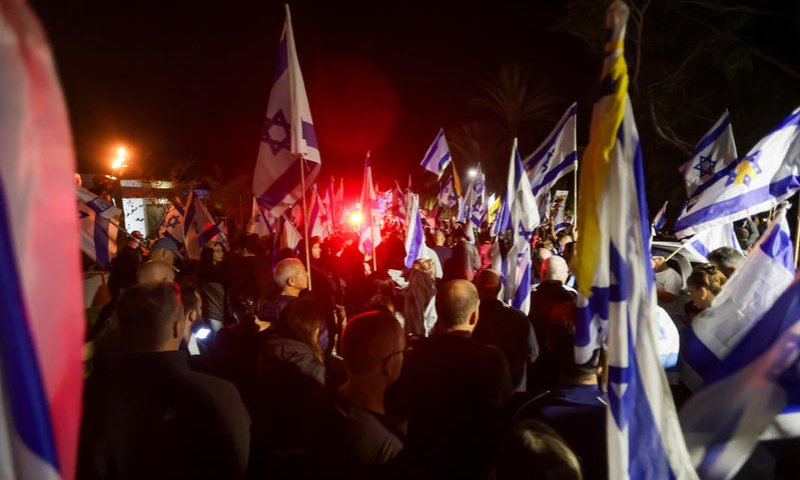 ירי פצצות התאורה אל בית נתניהו: שלושה חשודים נעצרו