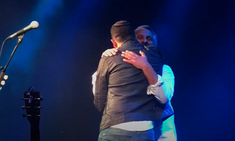 צפו: הרגע שאביתר בנאי קלט את חנן בן ארי בקהל