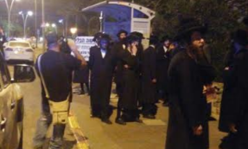 'מוכר נשמות ישראל': הפגנה מול ביתו של הרב הבלין