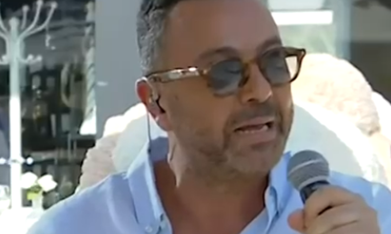 למען החטופים: ליאור נרקיס ניסה לשיר ופרץ בבכי | צפו