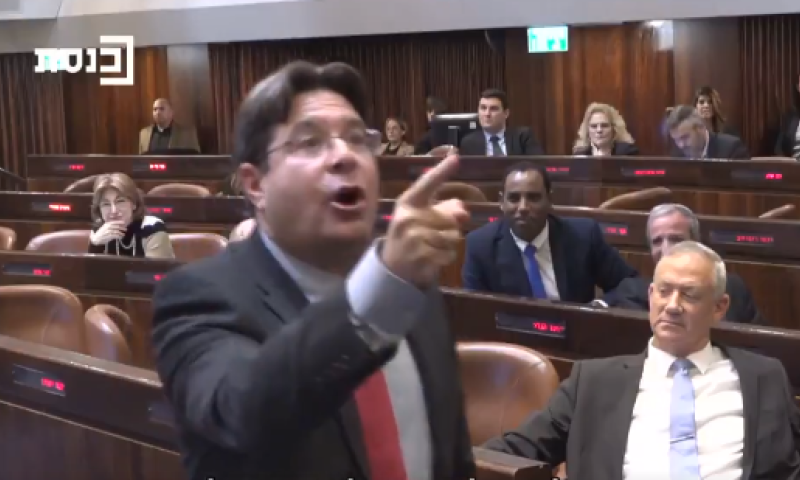 עימות במליאה| טיבי: "יצור נתעב", אקוניס: "אתה אפס"