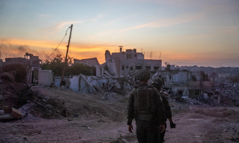 לוחמים הונחו לאסוף זבל בשטח תחת איום צליפה בחאן יונס