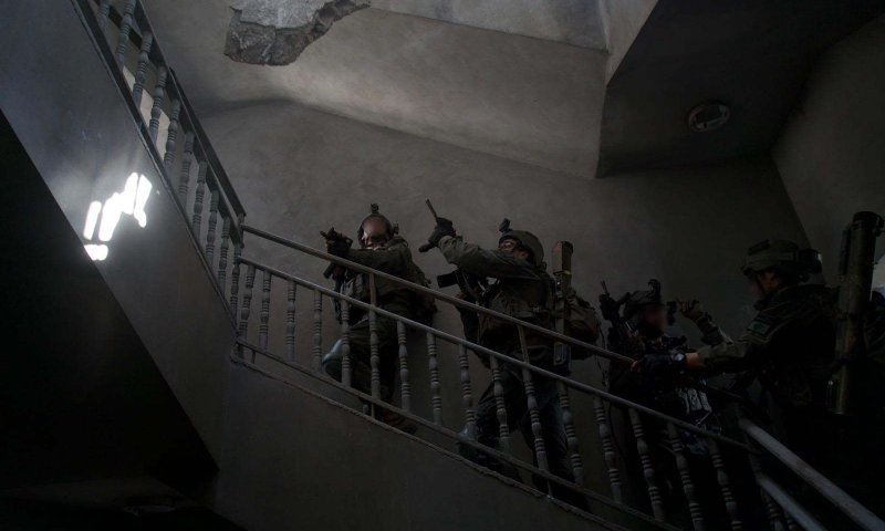 צפו: הצנחנים הכווינו, כלי הטיס צלף במחבלים