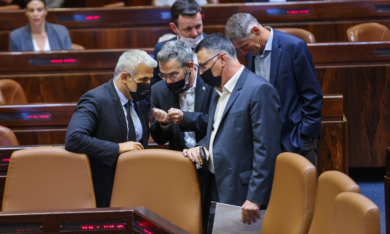 בגלל האיחוד עם גנץ; לפיד פוצץ את המגעים עם סער