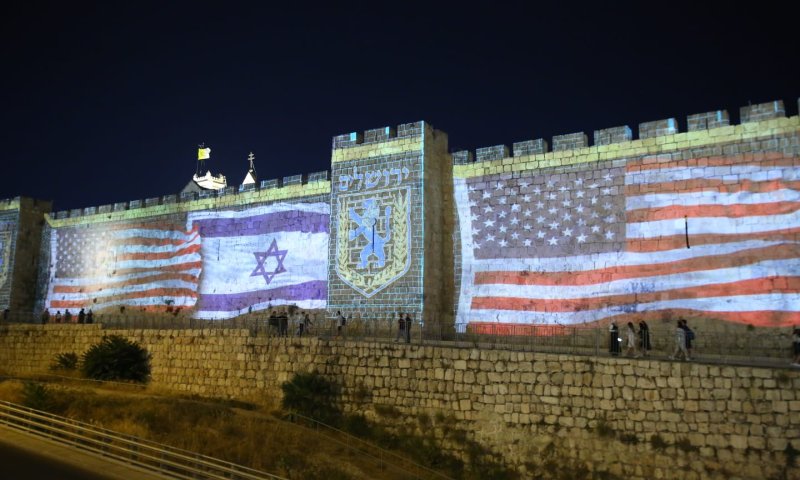 לכבוד ה-4 ביולי: חומות העיר העתיקה בדגלי ארה"ב