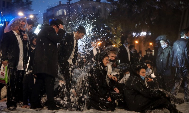 הכניסה לירושלים נחסמה: מאות חרדים מפגינים