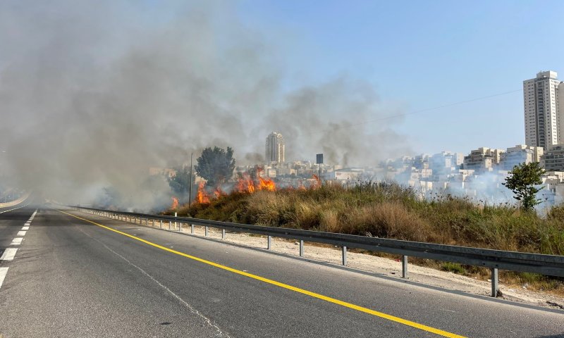 שריפה ליד מודיעין, חשש לתחנת דלק; כביש 443 נסגר