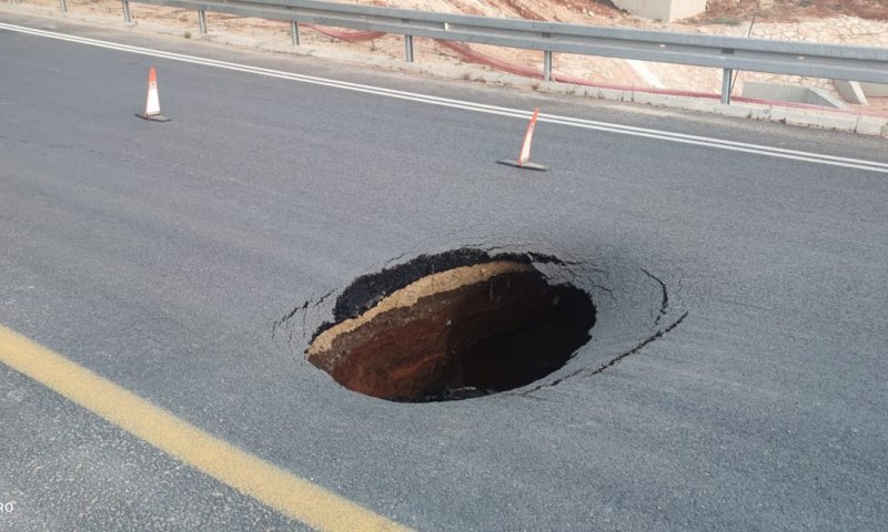 הכביש נחסם | תיעוד: בולען נפער בכביש 200