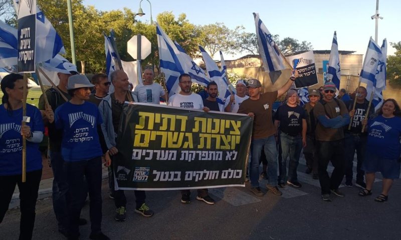 אופסי: ערוץ 14 פרגן לאחים לנשק ומיד חזר בו