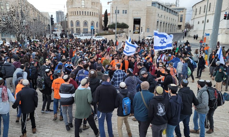 צפו: מאות נערים בצעדת מחאה נגד פינוי ישיבת חומש