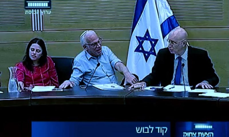 צפו: החולצה של איילת שקד עולה לדיון בכנסת