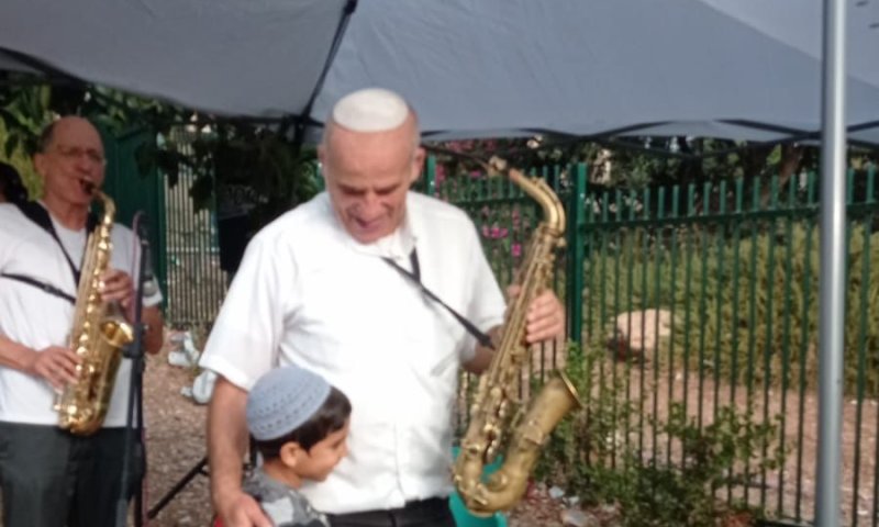 מרגש: הסב ניגן לנכדו ביום הראשון לכיתה א' &bull; צפו
