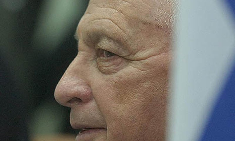 החמרה במצבו של שרון, בני משפחתו בבית-החולים