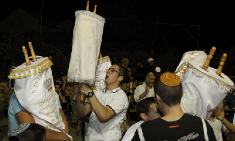 בלי להתקע באמצע: רשימת שירים מלאה לשמחת תורה