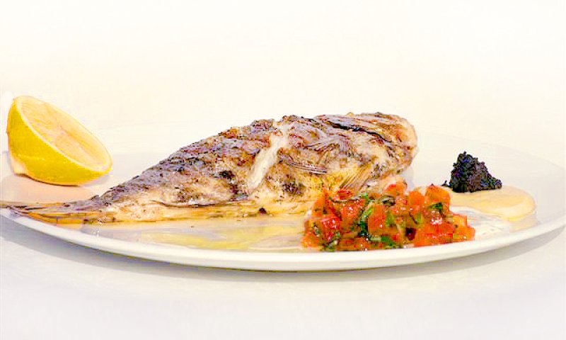 לכבוד סוכות: מתכון לדג לברק צרוב בזיתים