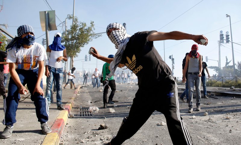 ילדך זרק אבנים? המדינה תקצץ את קצבת הילדים