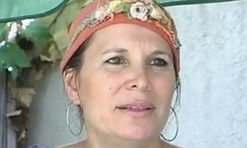 אשת הרב היא שחקנית, מחזאית ותסריטאית