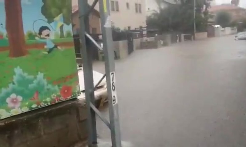 בעקבות הגשמים: ילדים וגננות חולצו בעזרת סירות