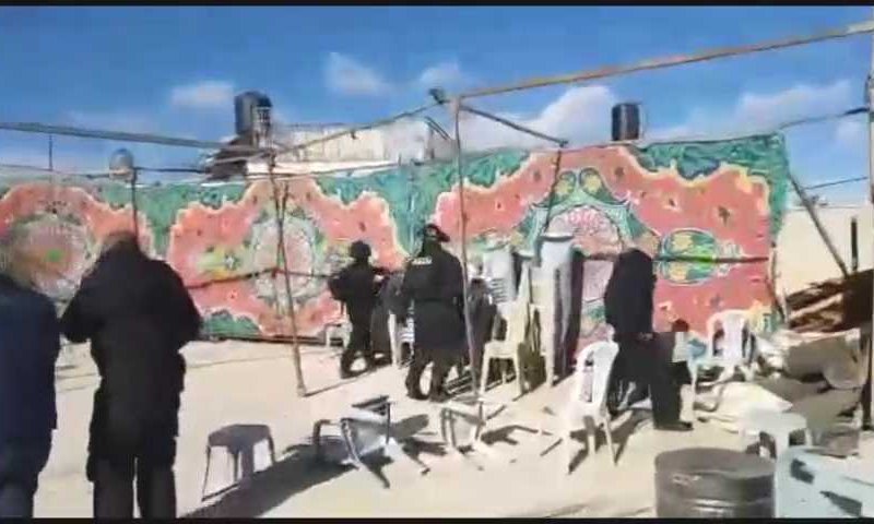 צפו: המשטרה הרסה סוכת אבלים ליד בית המחבל