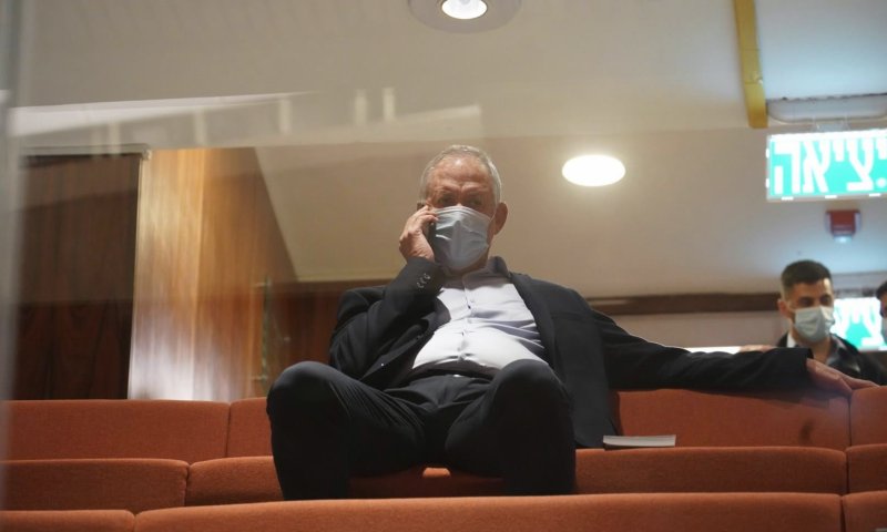 האם בני גנץ הפר בידוד בזמן שהיה בכנסת?