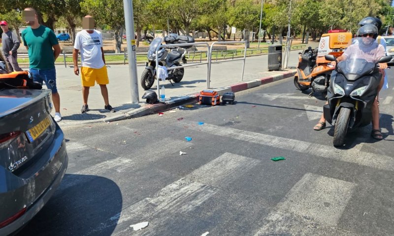 רוכב אופנוע נפגע מרכב בבת ים, מצבו קשה