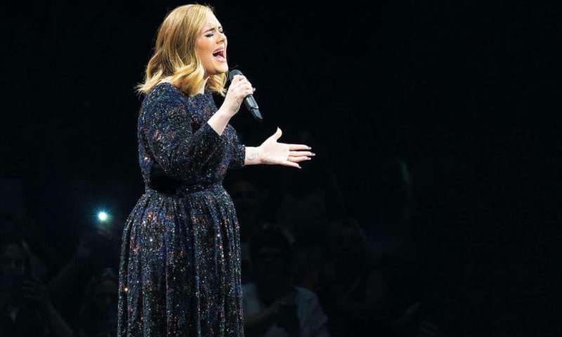 לכבוד סיום סבב ההופעות: אדל חושפת סוד מהמלתחה הפרטית שלה