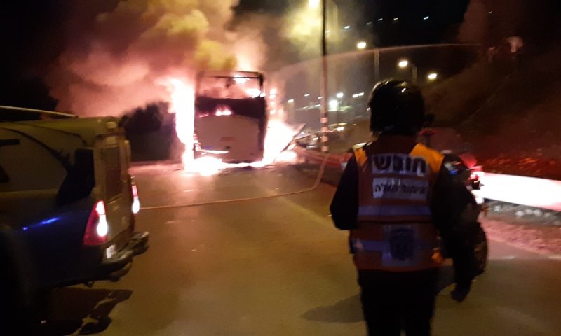 מחבלים יידו בקבוק תבערה; האוטובוס עולה באש