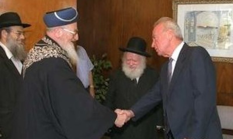 צפו: הרב מרדכי אליהו מספר על המברק המפתיע מרבין